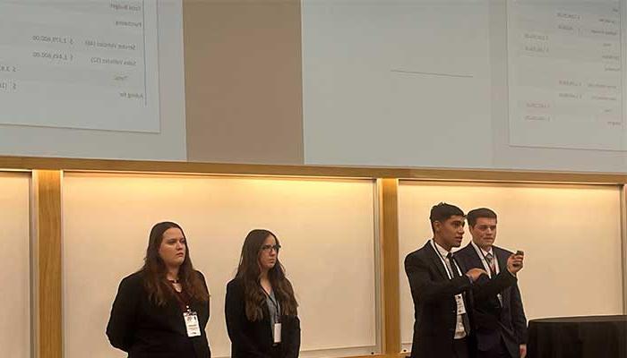 bet36365体育 students giving the presentation at UNL for the Business Competition
